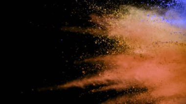 Siyah zemin üzerinde izole edilmiş çok yavaş renkli toz çarpışması. Yüksek hızlı sinema kamerası, 1000fps.