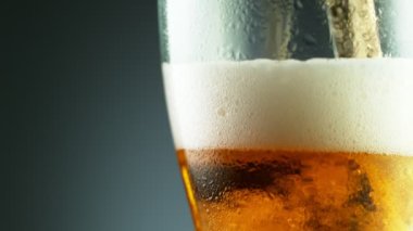 Süper yavaş çekimde makro bardakta bira, yakın çekim. Yüksek hızlı sinema kamerası, 1000 fps..