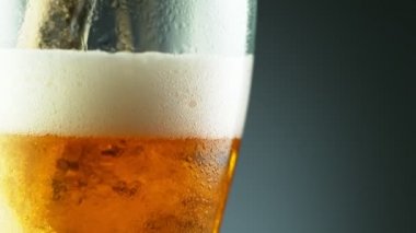 Süper yavaş çekimde makro bardakta bira, yakın çekim. Yüksek hızlı sinema kamerası, 1000 fps..