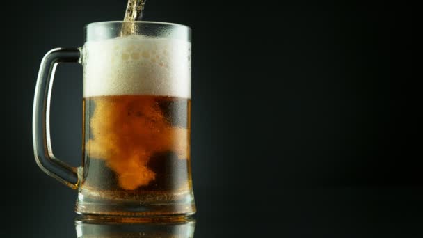 Super Cámara Lenta Verter Bebida Cerveza Vaso Colocado Fondo Negro — Vídeos de Stock