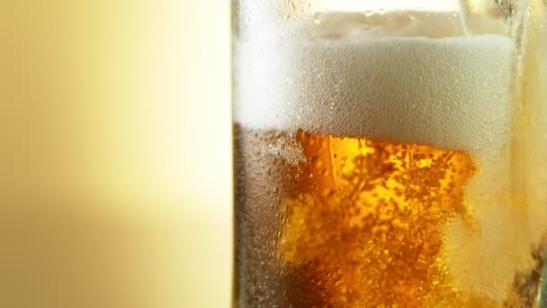 Super Slow Motion Macro Shot Versing Beer Drink Close Filmé — Video