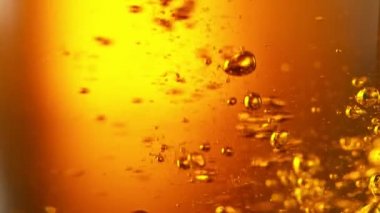 Süper yavaş çekimde makro boy bira, yakın çekim. Yüksek hızlı sinema kamerası, 1000 fps..