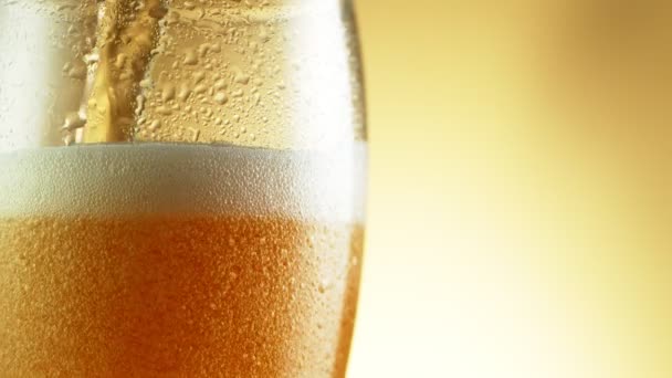 Super Cámara Lenta Macro Toma Verter Bebida Cerveza Primer Plano — Vídeos de Stock