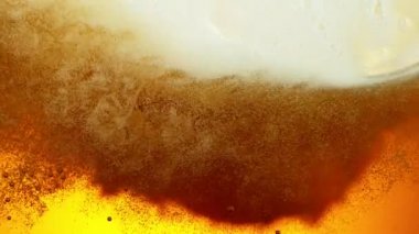 Süper yavaş çekimde makro boy bira, yakın çekim. Yüksek hızlı sinema kamerası, 1000 fps..