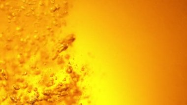 Süper yavaş çekimde makro boy bira, yakın çekim. Yüksek hızlı sinema kamerası, 1000 fps..