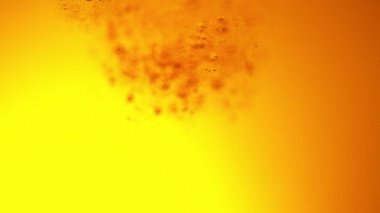 Süper yavaş çekimde makro boy bira, yakın çekim. Yüksek hızlı sinema kamerası, 1000 fps..