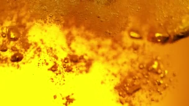 Super slow motion of macro shot of beer drink, close-up. Filmé sur caméra de cinéma à grande vitesse, 1000 images par seconde .