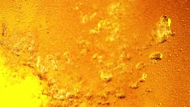 Super Slow Motion Macro Shot Beer Drink Close Filmé Sur — Video