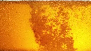 Süper yavaş çekimde makro boy bira, yakın çekim. Yüksek hızlı sinema kamerası, 500 fps..