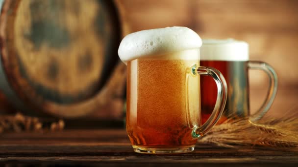 Super Slow Motion Versare Birra Nel Bicchiere Posto Fondo Legno — Video Stock