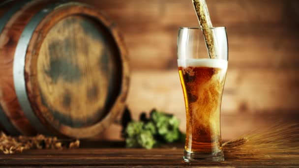 Super Slow Motion Versare Birra Nel Bicchiere Posto Fondo Legno — Video Stock