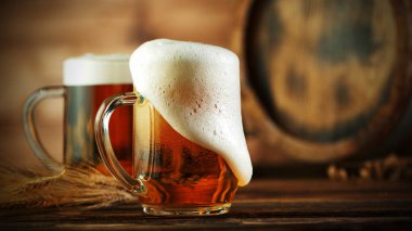 Bira bardağından taşan köpük kafası, tahtanın üzerine yerleştirilmiş.