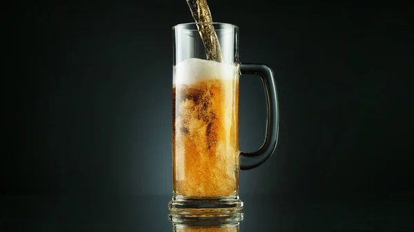 Παγώστε Την Κίνηση Της Χύτευσης Μπύρας Γυάλινη Μπύρα Απομονωμένη Μαύρο — Φωτογραφία Αρχείου