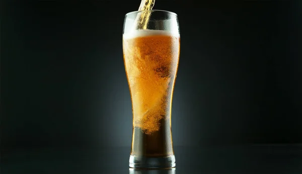 将啤酒倒入玻璃杯的冻结动作 在黑色背景下隔离 — 图库照片