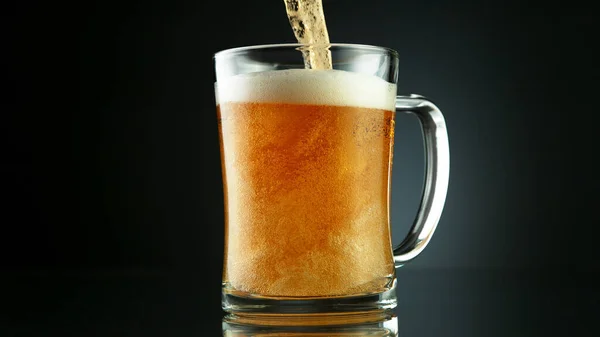 Freeze Motion Pouring Beer Glass Pint Isolated Black Background — Stock Photo, Image