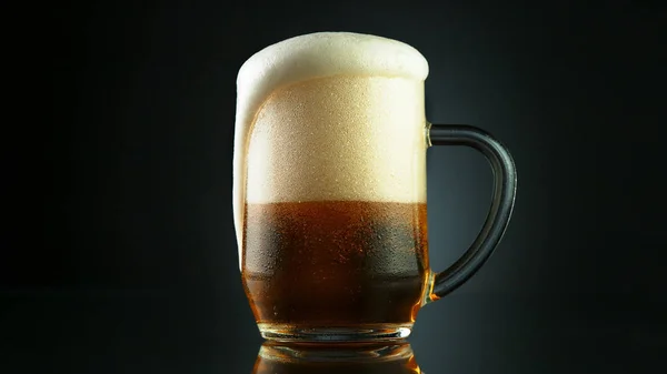 Espuma Cerveza Rebosante Cerveza Vidrio Aislada Sobre Fondo Negro — Foto de Stock