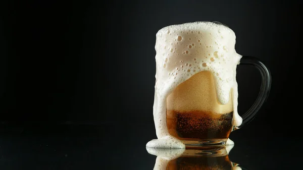 Schiuma Birra Traboccante Pinta Vetro Isolata Fondo Nero — Foto Stock