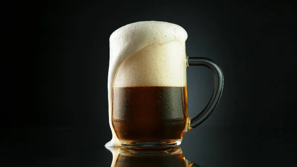 Espuma Cerveza Rebosante Cerveza Vidrio Aislada Sobre Fondo Negro — Foto de Stock