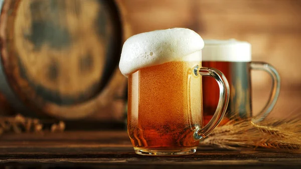 Cabeza Espuma Rebosante Cerveza Vidrio Colocada Madera — Foto de Stock