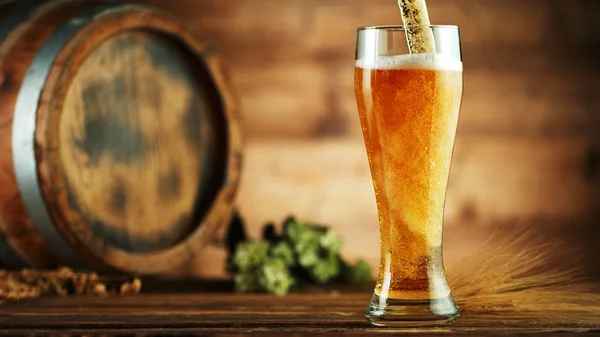 Bier Glas Gießen Auf Holztisch Mit Fass Stellen — Stockfoto