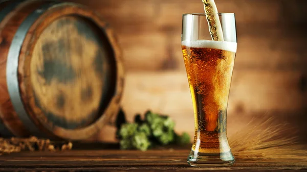 Nalévání Piva Skleněného Půllitru Umístěného Dřevěném Stole Sudem — Stock fotografie