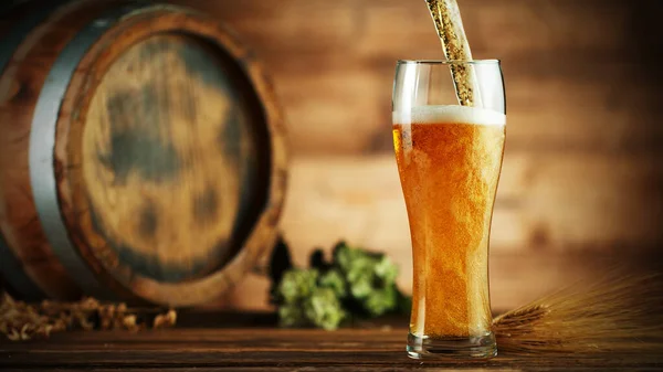 Bier Gieten Glazen Pint Geplaatst Houten Tafel Met Vat — Stockfoto