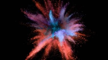Siyah arka planda izole edilmiş süper yavaş renkli barut patlaması. Yüksek hızlı sinema kamerası, 1000fps.