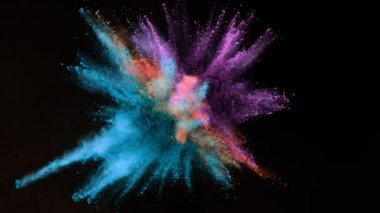 Siyah arka planda izole edilmiş süper yavaş renkli barut patlaması. Yüksek hızlı sinema kamerası, 1000fps.