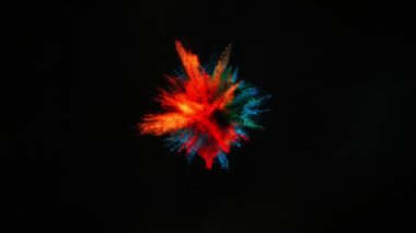 Siyah arka planda izole edilmiş süper yavaş renkli barut patlaması. Yüksek hızlı sinema kamerası, 1000fps.