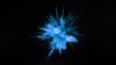 Siyah arka planda izole edilmiş süper yavaş renkli barut patlaması. Yüksek hızlı sinema kamerası, 1000fps.