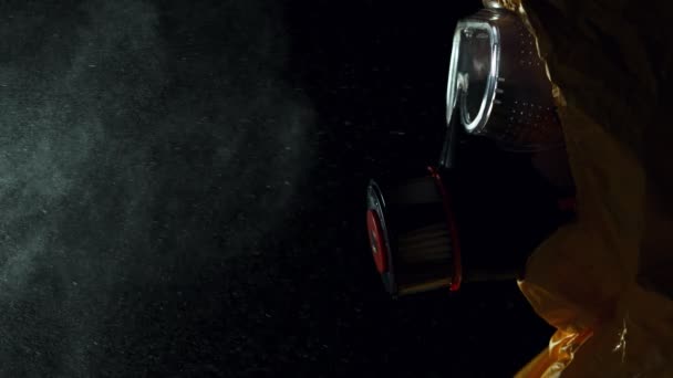 Супер Замедленное Движение Человека Химическом Костюме Респиратором Очками Снято Камеру — стоковое видео