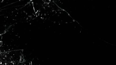 Siyah arka planda parçalanmış camların süper yavaş çekimleri. Yüksek hızlı sinema kamerası, 1000 fps..