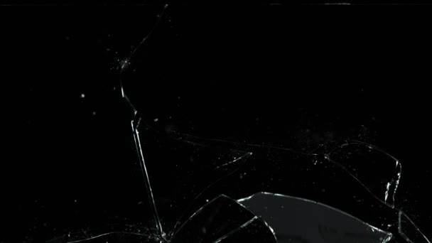 Mouvement super lent du verre brisé sur fond noir. Filmé sur caméra de cinéma à grande vitesse, 1000 images par seconde.