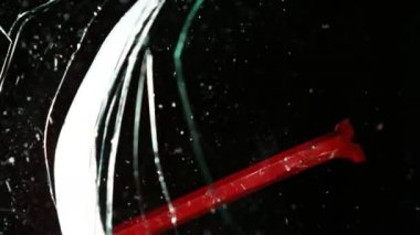 Siyah arka planda parçalanmış camların süper yavaş çekimleri. Yüksek hızlı sinema kamerası, 1000 fps..