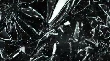 Siyah arka planda parçalanmış camların süper yavaş çekimleri. Yüksek hızlı sinema kamerası, 1000 fps..