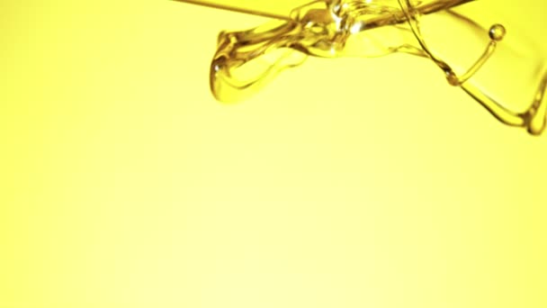 在金色背景上飞溅的油的超级慢速运动 用高速摄像机拍摄 每秒1000帧 — 图库视频影像