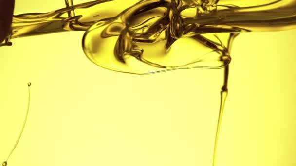 Super Slow Motion Splashing Oil Golden Background Filmed High Speed — Stock Video