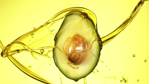 Super Zeitlupe Von Spritzendem Auf Avocadoscheibe Gefilmt Mit High Speed — Stockvideo