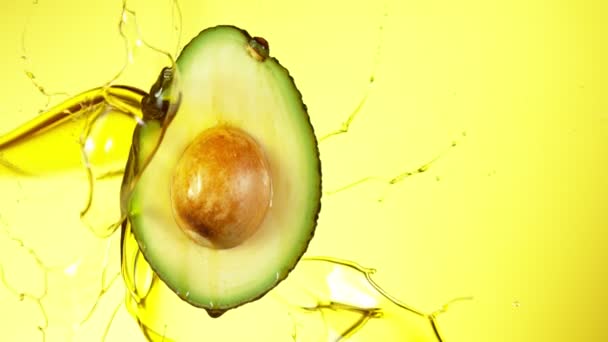 Super Slow Motion Van Spetterende Olie Avocado Slice Gefilmd Hoge — Stockvideo