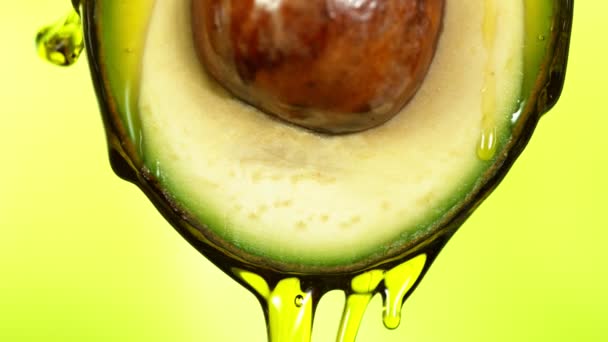 Super Zeitlupe Von Spritzendem Auf Avocadoscheibe Gefilmt Mit High Speed — Stockvideo