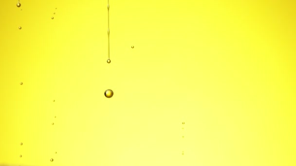 在金色背景上滴油的超级慢动作 用高速摄像机拍摄 每秒1000帧 — 图库视频影像