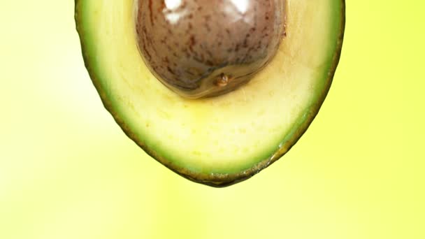 Super Zeitlupe Von Spritzendem Auf Avocadoscheibe Gefilmt Mit High Speed — Stockvideo