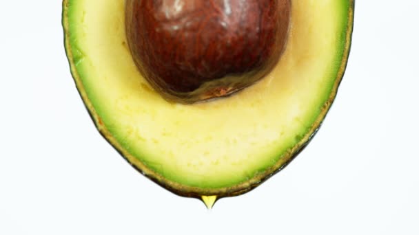 Super Zeitlupe Von Tropfendem Auf Avocadoscheibe Gefilmt Mit High Speed — Stockvideo