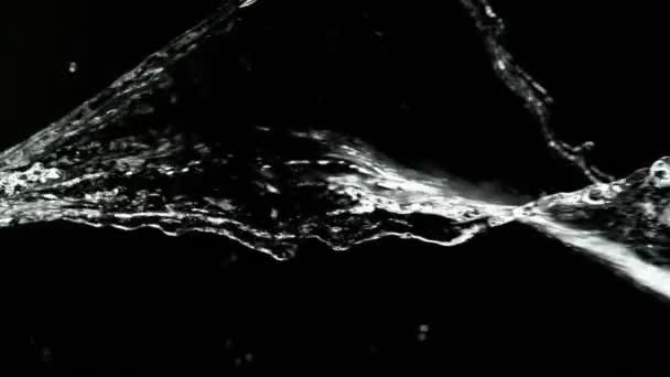 在黑色背景上隔绝的水花旋转的超级慢速运动 用超高速相机拍摄 每秒1000帧 — 图库视频影像