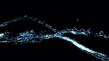 Su sıçratma hareketinin süper yavaş çekimi siyah arka planda izole edilmiş. Çok hızlı bir kamerayla çekildi, 1000 fps..
