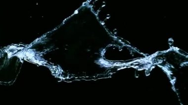 Su sıçratma hareketinin süper yavaş çekimi siyah arka planda izole edilmiş. Çok hızlı bir kamerayla çekildi, 1000 fps..