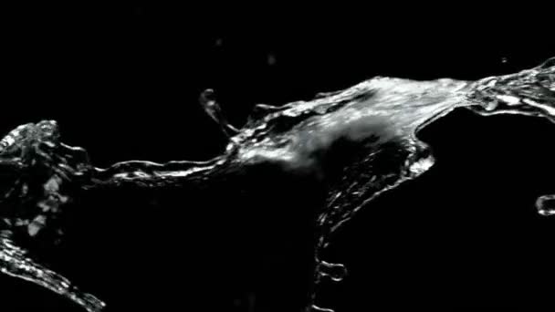 Super Langzame Beweging Van Spetterend Water Rotatie Geïsoleerd Zwarte Achtergrond — Stockvideo