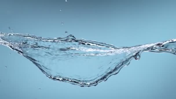 Super Slow Motion Spruzzi Acqua Rotazione Isolata Sfondo Blu Girato — Video Stock