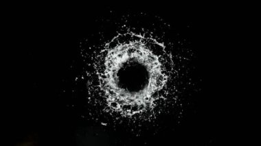 Hortum şeklinde dönen suyun süper yavaş çekimi. Yüksek hızlı sinema kamerası, 1000 fps..
