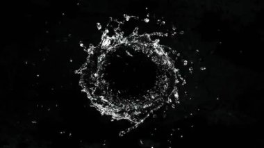 Hortum şeklinde dönen suyun süper yavaş çekimi. Yüksek hızlı sinema kamerası, 1000 fps..